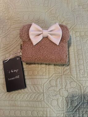 Loungfly Minnie fuzzy wallet nwt